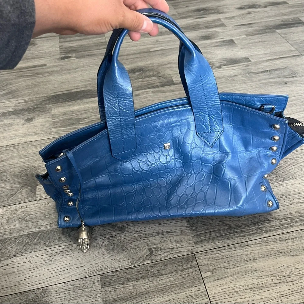 Carolina Crowley Milan Croc Embossed Blue Leather Bag With Silver Skull Charm - Picture 6 of 8